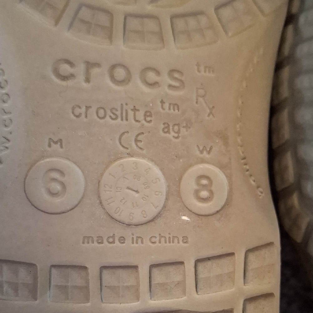 Crocs Croslite Beige Clogs with Heart Charm Womens Sz 8 - Picture 5 of 5